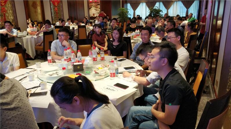 现场观众观看利来质量智能解决方案演示